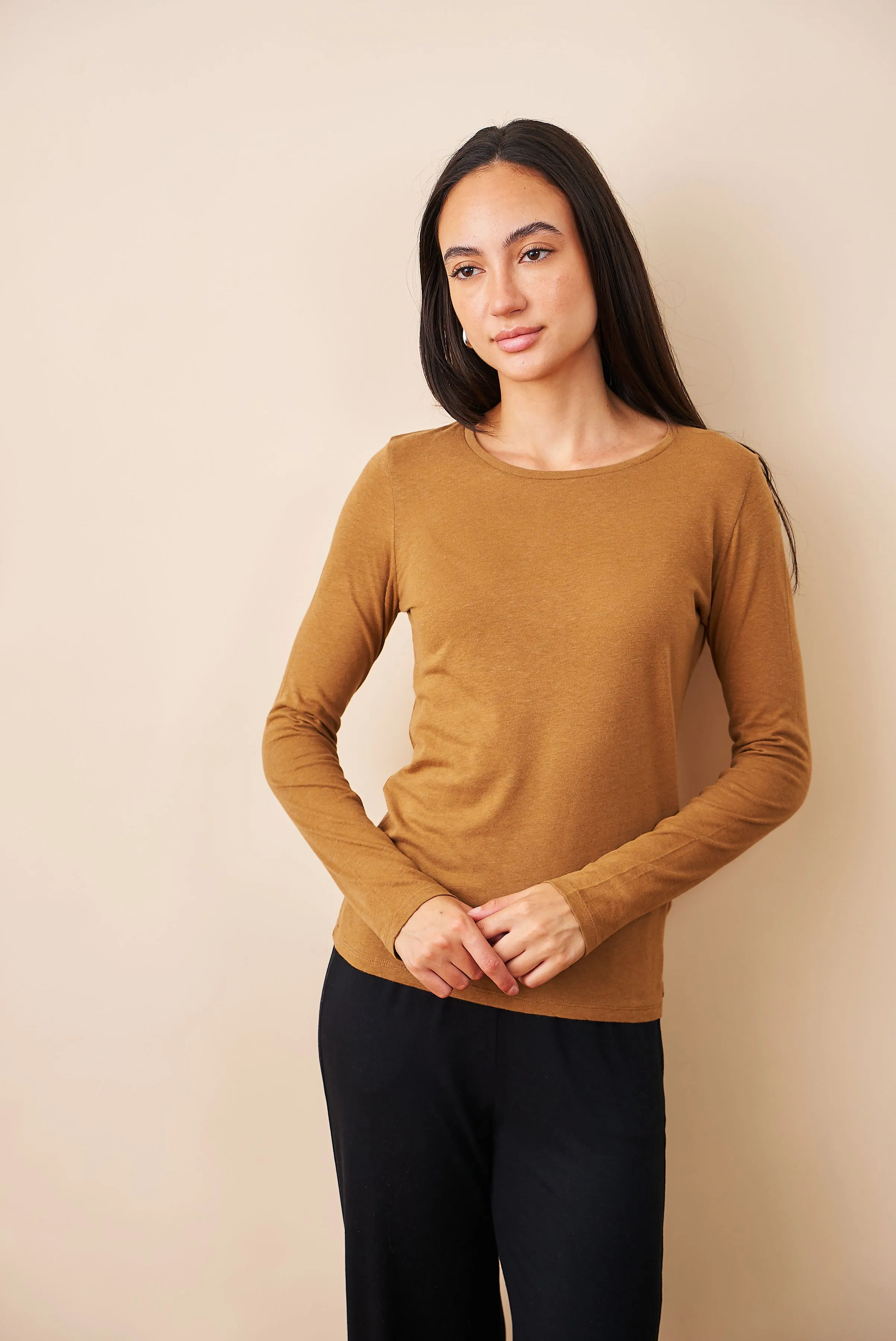 Majestic Cotton/Cashmere Long Sleeve Crewneck in Camel