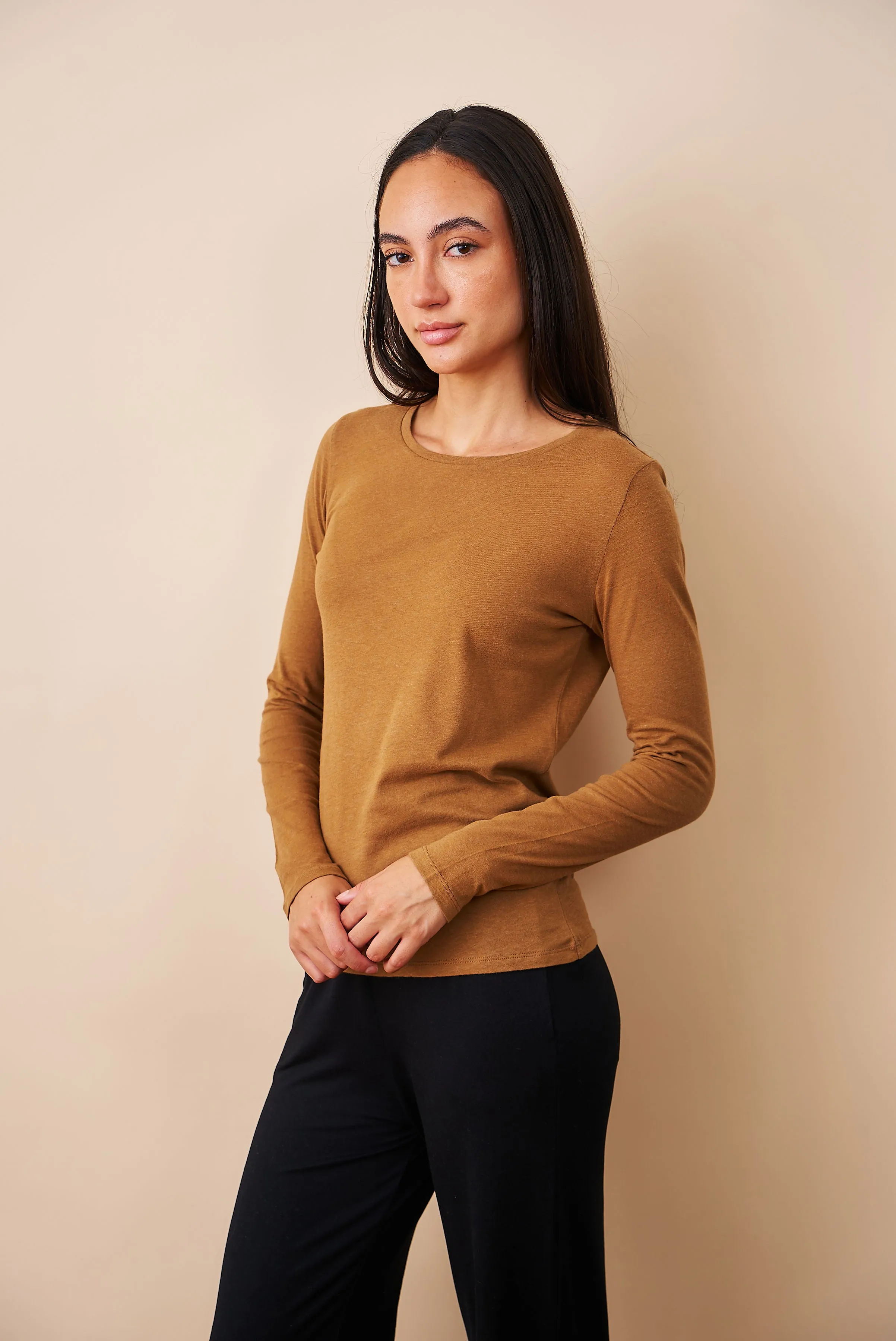 Majestic Cotton/Cashmere Long Sleeve Crewneck in Camel