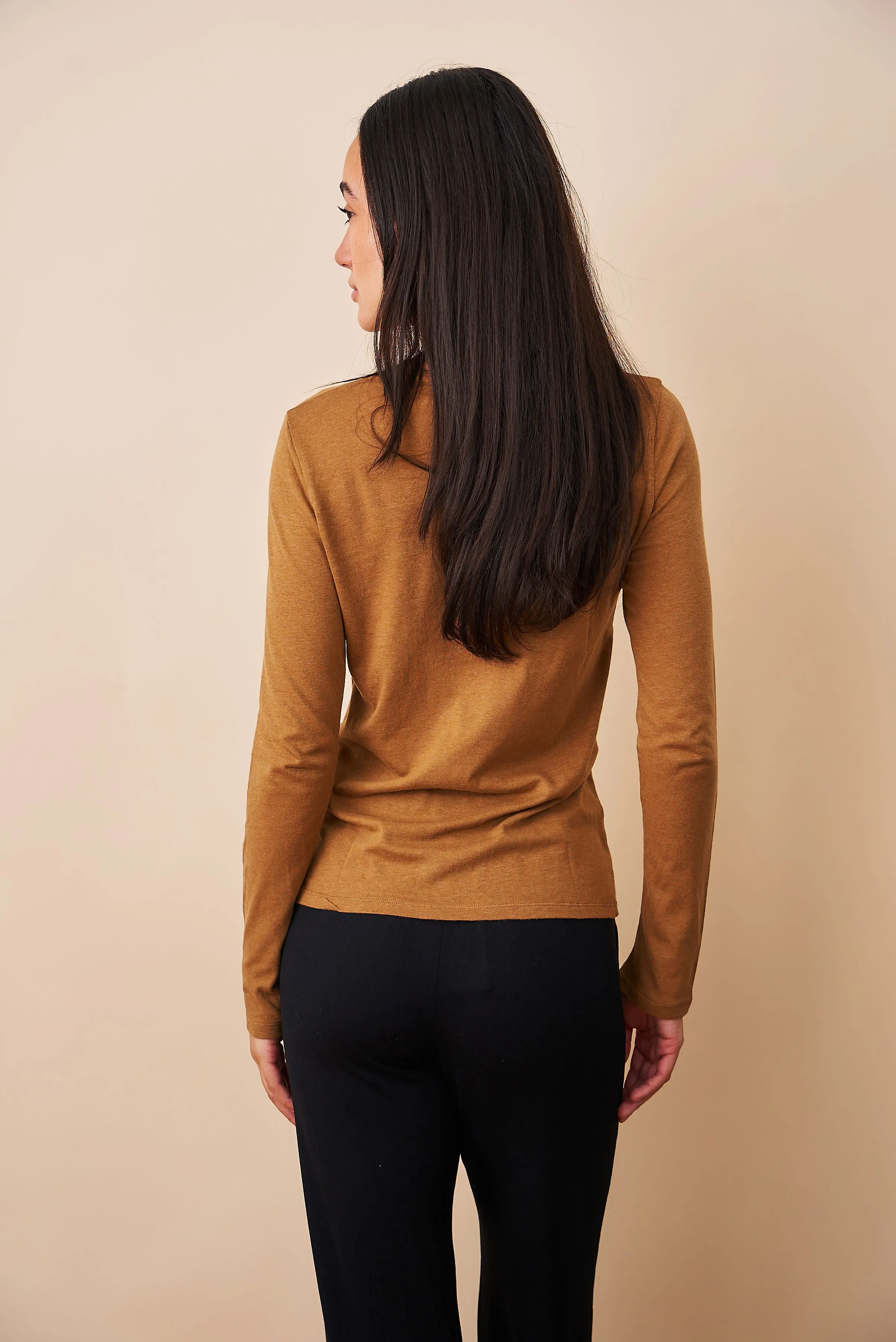 Majestic Cotton/Cashmere Long Sleeve Crewneck in Camel